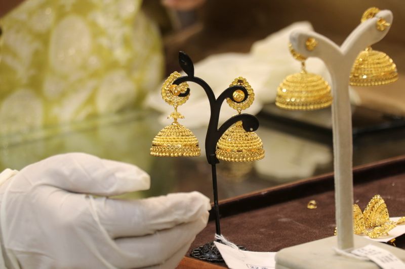 © Reuters. Imagen de archivo. Aretes de oro en una sala de exhibición de joyas en Mumbai