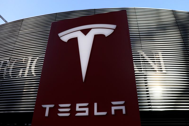 © Reuters. Logo of the electric vehicle maker Tesla is seen near a shopping complex in Beijing