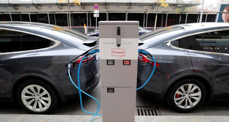 © Reuters. FILE PHOTO: Tesla Model X electric cars recharge their batteries in Berlin