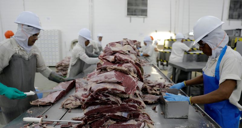 © Reuters. Cortes de carne bovina em frigorífico em Santana de Parnaíba (SP)