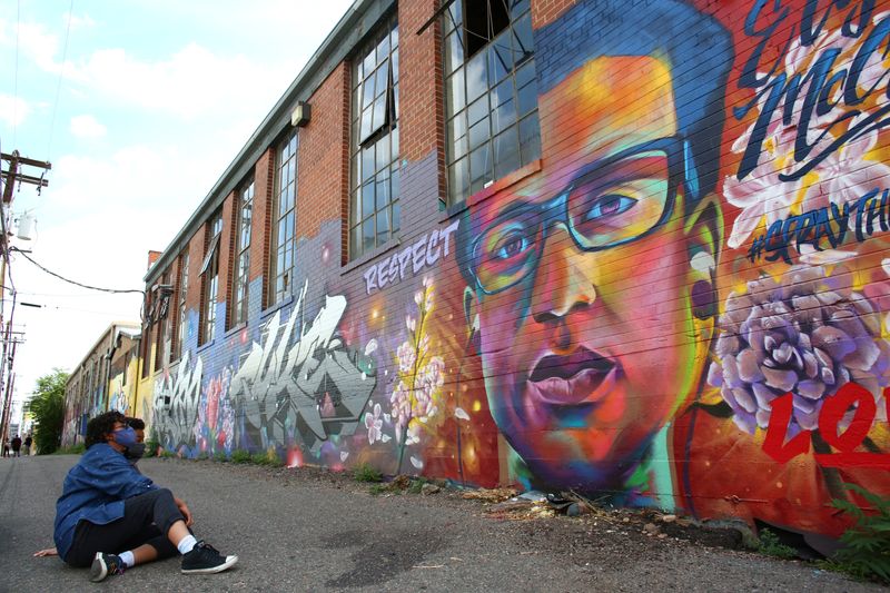 &copy; Reuters. FILE PHOTO: People visit a mural ahead of the first anniversary of Elijah McClain&apos;s death