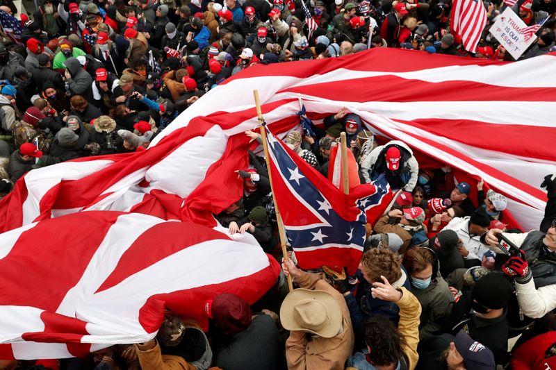 © Reuters. FILE PHOTO: Supporters of U.S. President Donald Trump gather in Washington