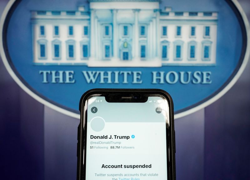 © Reuters. A photo illustration shows the suspended Twitter account of U.S. President Donald Trump on a smartphone at the White House briefing room in Washington