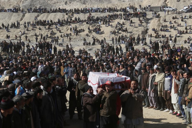&copy; Reuters. Funeral of the coal miners from Shi&apos;ite Hazara minority, who were killed in an attack in Mach area of Bolan district, in Quetta,