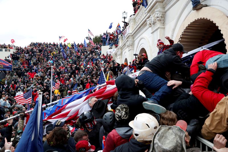 &copy; Reuters. FILE PHOTO: Supporters of U.S. President Donald Trump storm into the U.S. Capitol