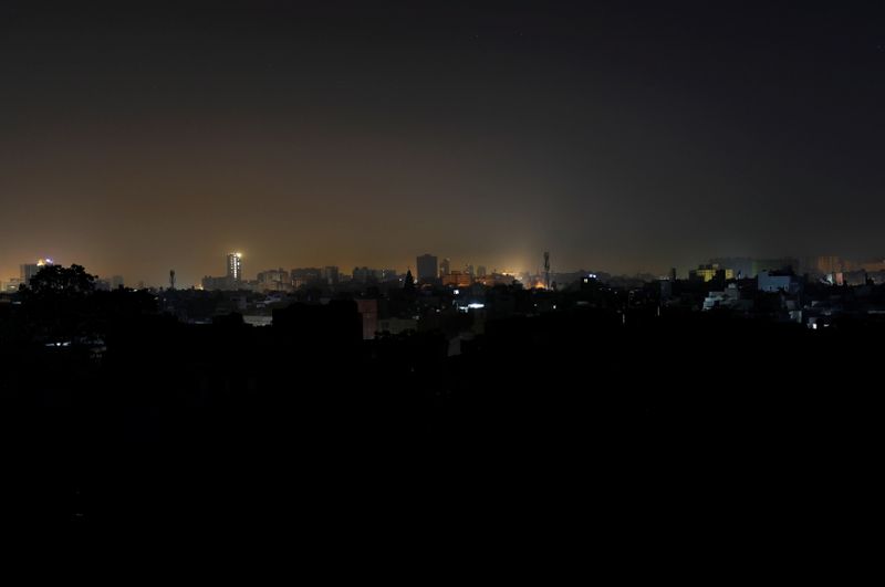 © Reuters. مسؤولون: انهيار بشبكة الكهرباء يغرق باكستان في ظلام