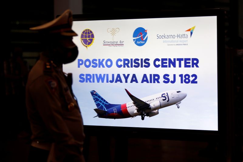 &copy; Reuters. インドネシアで旅客機墜落、国内線62人不明　離陸直後に海上に