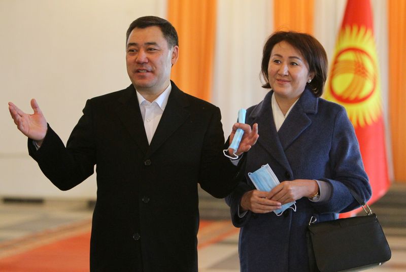 © Reuters. Presidential candidate Sadyr Japarov and his wife Aigul pose for a picture during a presidential election and constitutional referendum in Bishkek