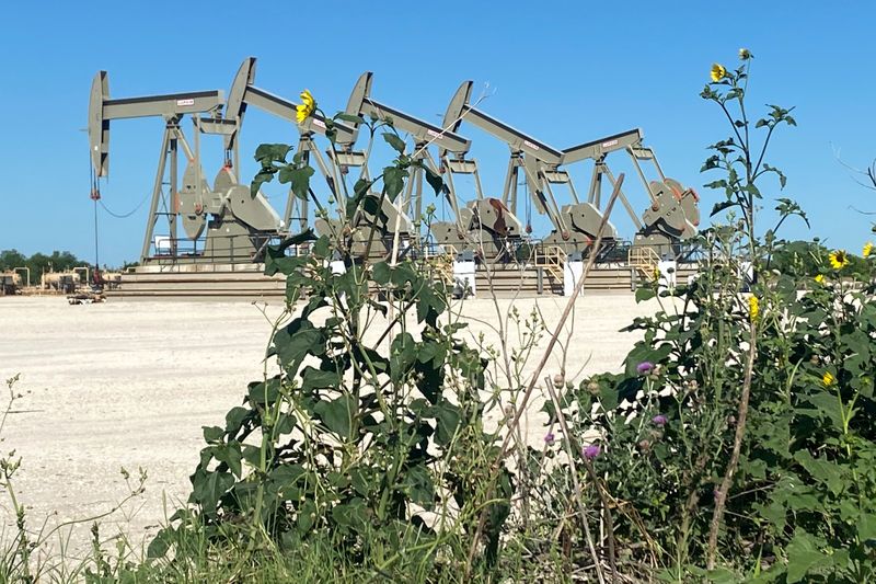 &copy; Reuters. FILE PHOTO: A Marathon Oil well site is seen in the Eagle Ford Shale oil field in south Texas