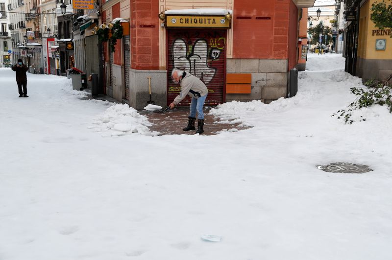 © Reuters. Heavy snowfall in Madrid