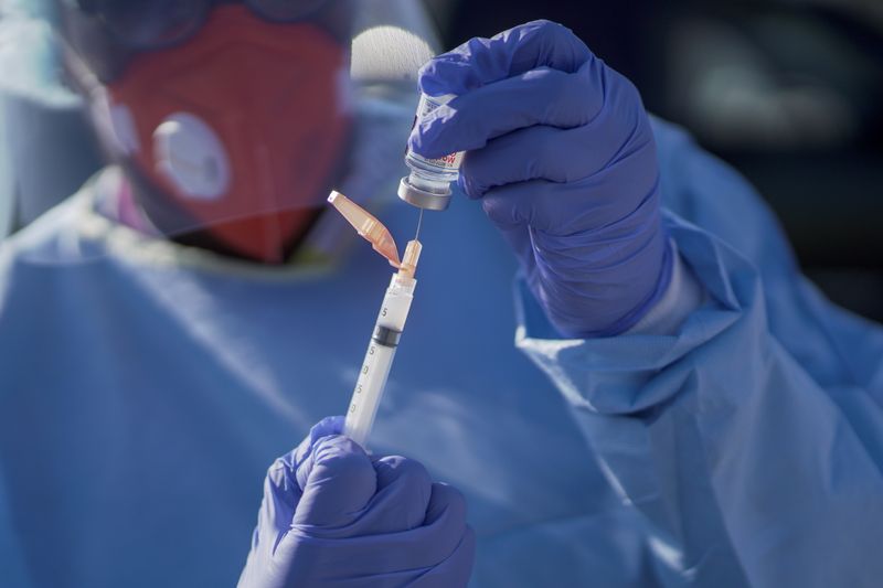 © Reuters. FRANCE: LES 1ÈRES DOSES DU VACCIN MODERNA LIVRÉES LUNDI, ANNONCE LE MINISTÈRE DE LA SANTÉ