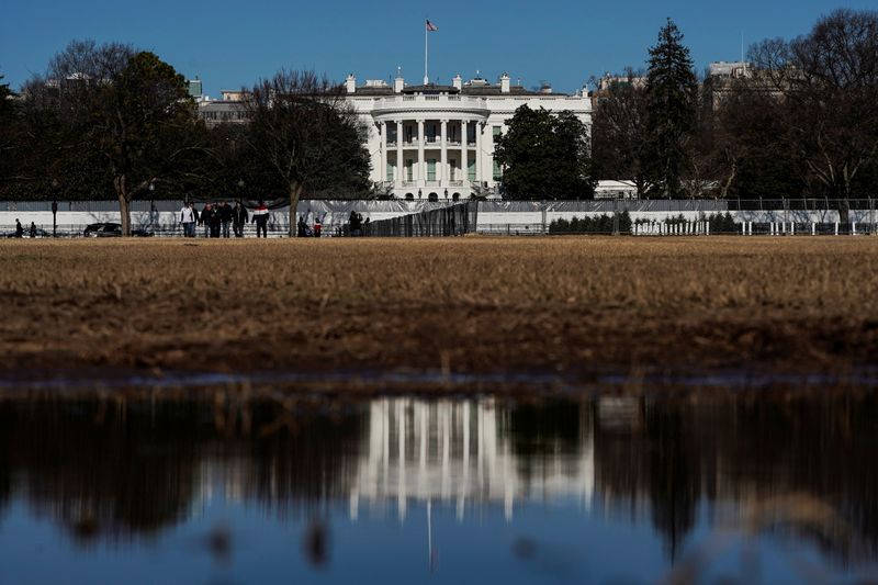 &copy; Reuters. The White House is reflected in a puddle in Washington