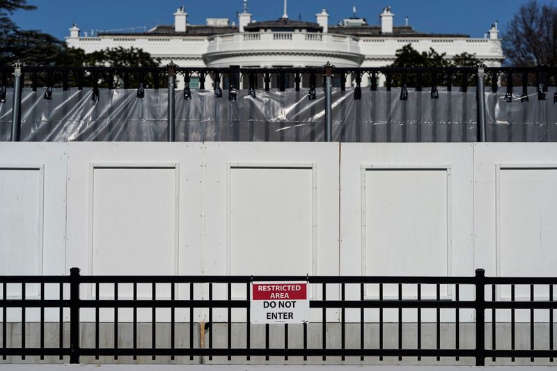 © Reuters. The White House is seen behind security fencing in Washington