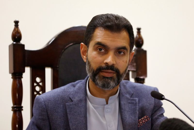 &copy; Reuters. FILE PHOTO: Reza Baqir, Governor of the State Bank of Pakistan, takes a question from a reporter during a news conference in Karachi