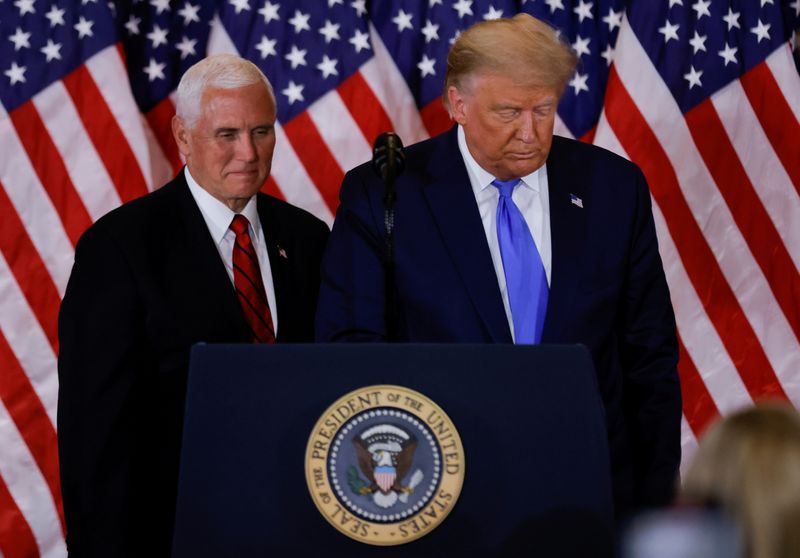 &copy; Reuters. FOTO DE ARCHIVO: El presidente de los Estados Unidos, Donald Trump, y el vicepresidente, Mike Pence, en el Salón Este de la Casa Blanca en Washington, EEUU, el 4 de noviembre de 2020