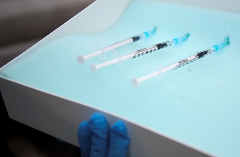 &copy; Reuters. FOTO DE ARCHIVO: Jeringuillas con la vacuna COVID-19 en un centro de vacunación, en Hyde, Reino Unido, el 7 de enero de 2021