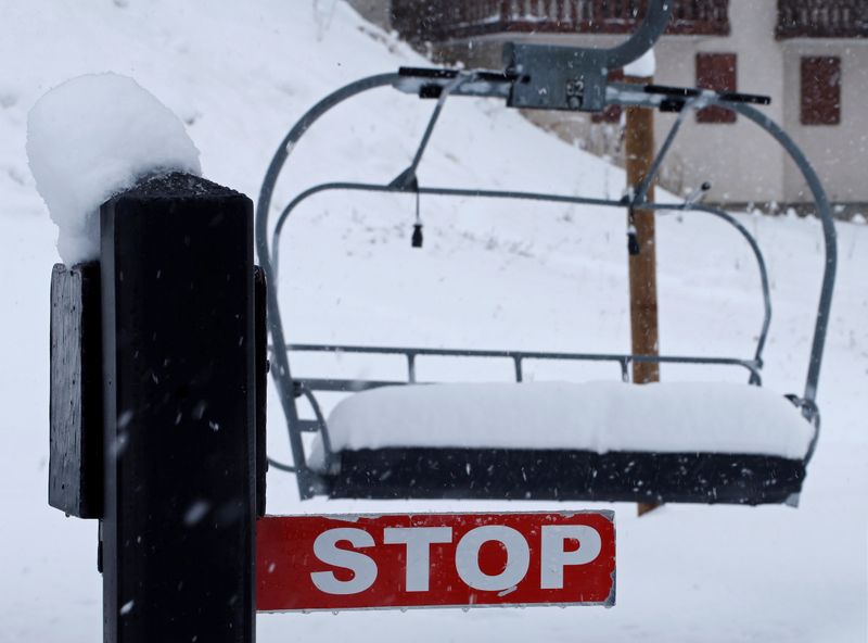 &copy; Reuters. FOTO DE ARCHIVO: Un telesilla tras una fuerte nevada en la estación de esquí de invierno cerrada de Val d&apos;Isere, en Francia, el 12 de diciembre de 2020