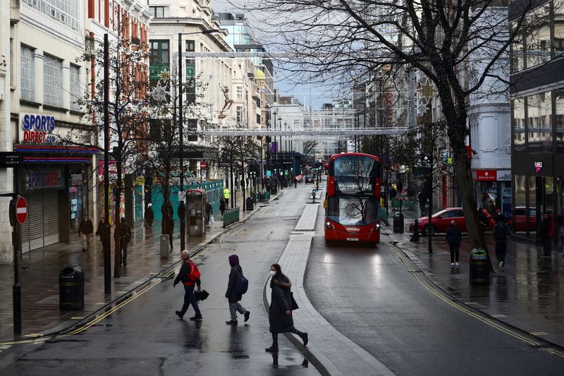 &copy; Reuters. People walk at Oxford Street, in London