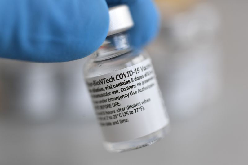 © Reuters. A vial containing doses of the Pfizer-BioNTech COVID-19 vaccine is seen at the Bavarian Red Cross vaccination center, in Pfaffenhofen an der Ilm © Reuters. A vial containing doses of the Pfizer-BioNTech COVID-19 vaccine is seen at the Bavarian Red Cross vaccination center, in Pfaffenhofen an der Ilm