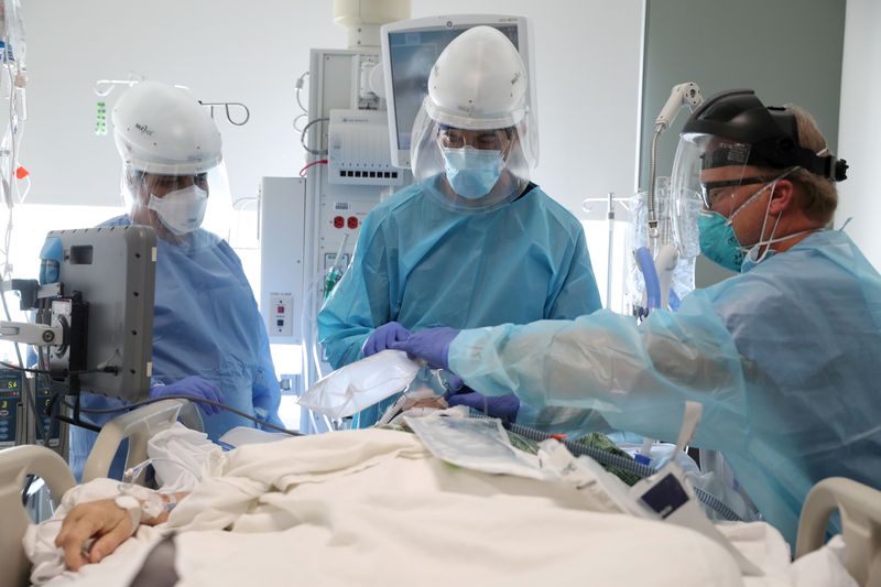 &copy; Reuters. Médicos intubam paciente com Covid-19 em UTI de hospital na Califórnia