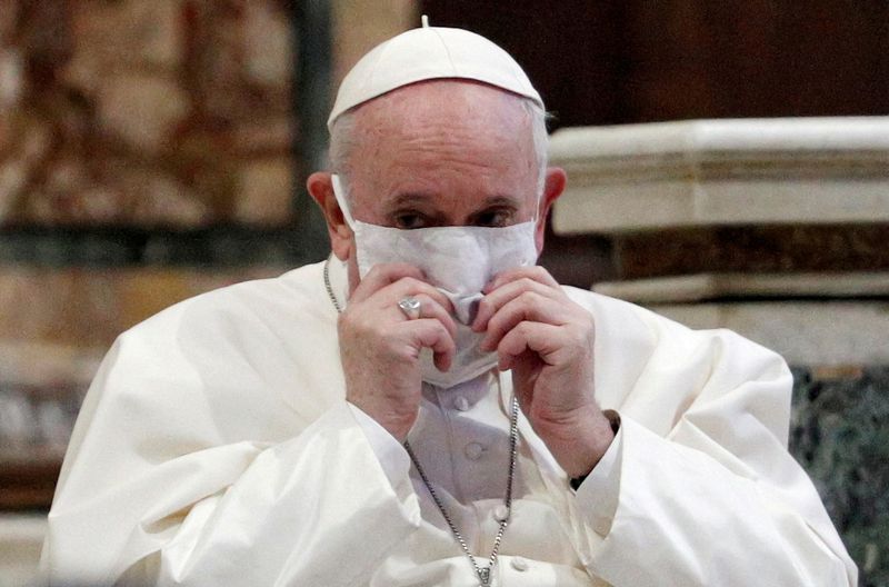 &copy; Reuters. Papa ajeita máscara de proteção durante culto ecumênico em Roma