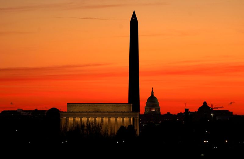 © Reuters. FILE PHOTO: Sunrise over Washington landmarks