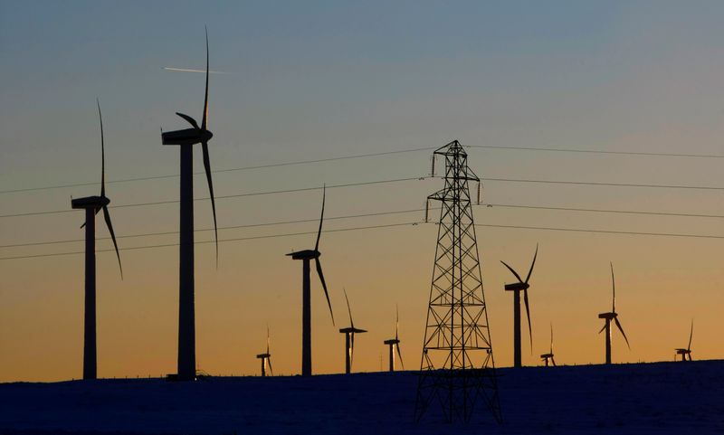 © Reuters. Turbinas eólicas e linha de transmissão de energia em Edimburgo, Escócia