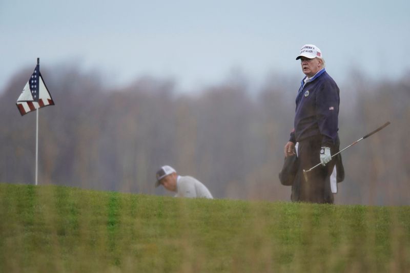 &copy; Reuters. Presidente dos EUA, Donald Trump, joga golfe no Trump National Golf Club em Sterling, na Virgínia