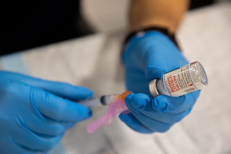 &copy; Reuters. Members Of New York Police Department Receive Covid-19 Vaccine