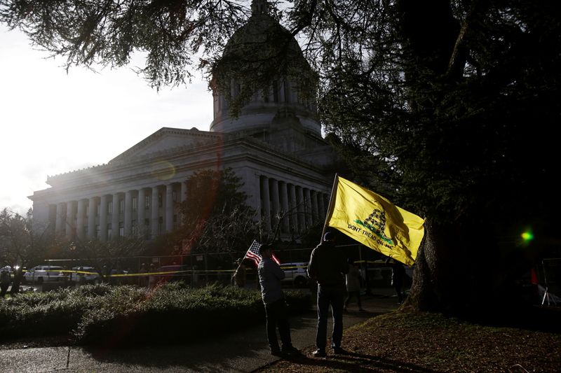 &copy; Reuters. Partidarios del presidente estadounidense, Donald Trump, se congregan en Olympia, cerca del Capitolio en Washington D.C. Enero 10, 2021. REUTERS/Lindsey Wasson