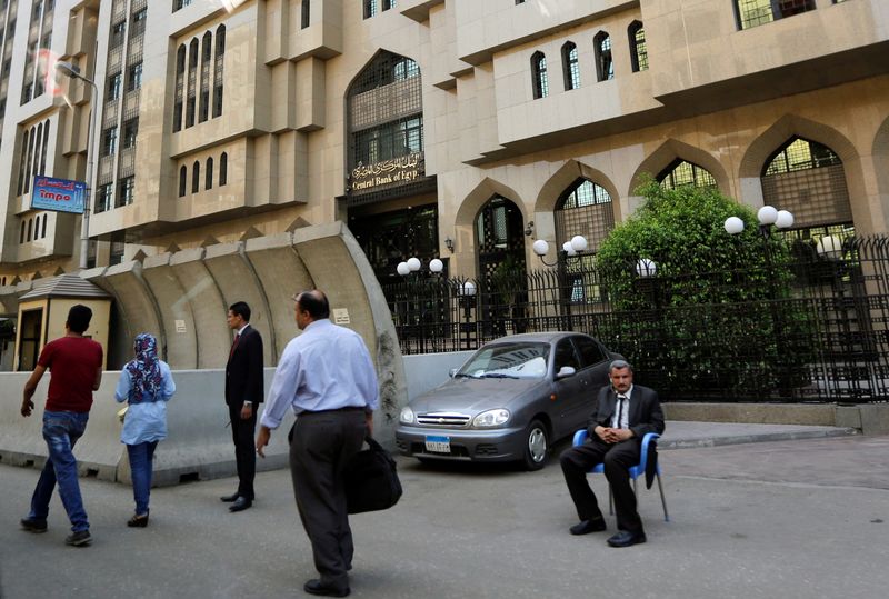 © Reuters. وثيقة: المركزي المصري يمنع البنوك من القيام بتوزيعات نقدية للأرباح على المساهمين