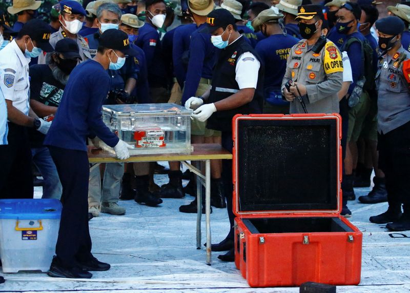 © Reuters. Indonesia retrieves 'black box' from crashed Sriwijaya Air plane