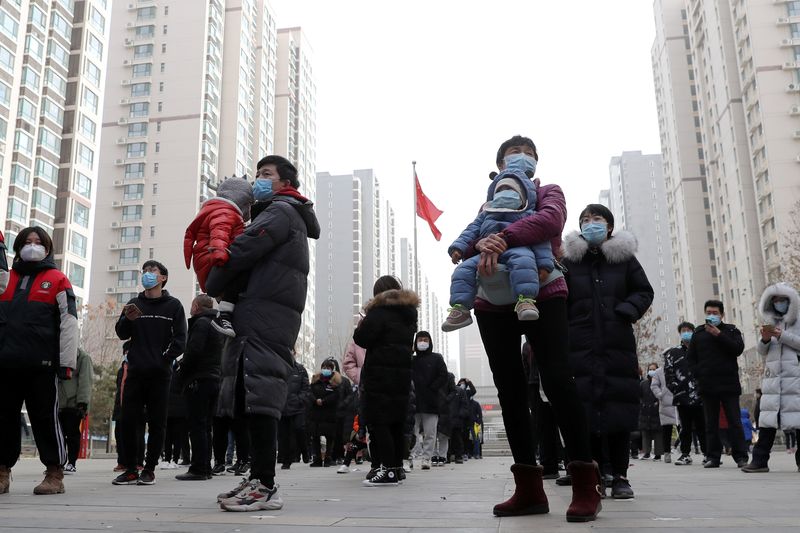 &copy; Reuters. Persone in fila per il secondo round di test estesi a tutta la città dopo l&apos;individuazione di nuovi casi di coronavirus a Shijiazhuang