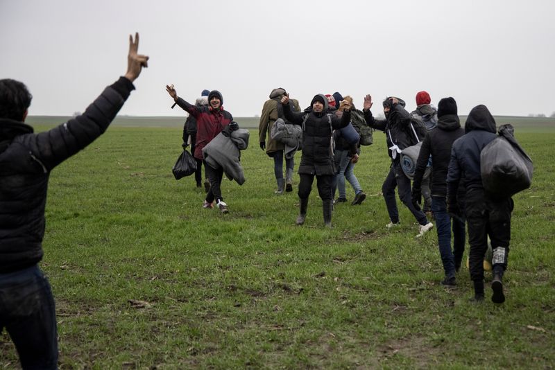 &copy; Reuters. FOTO DE ARCHIVO: Migrantes caminan en un campo con la intención de cruzar la frontera de Serbia, Hungría y Rumanía cerca del pueblo de Majdan, Serbia
