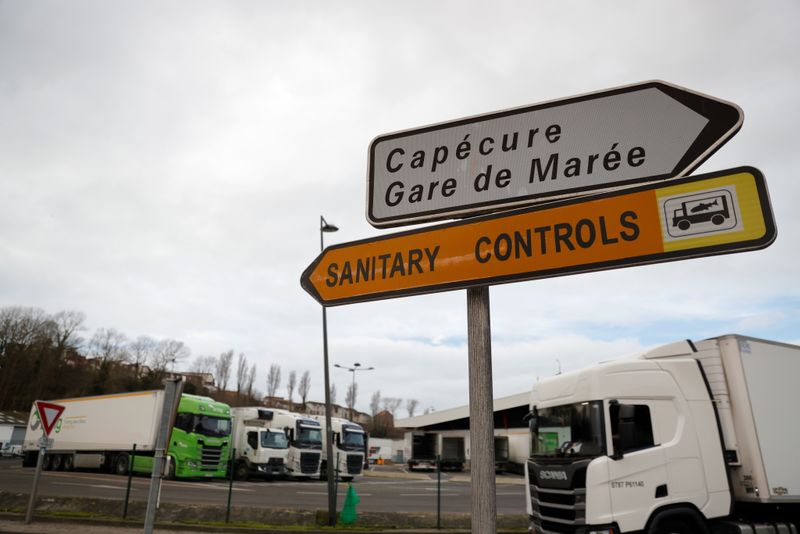 &copy; Reuters. Camiones en &quot;La Gare de Maree&quot; cerca de las plantas de procesamiento de pescado en el puerto de Boulogne-sur-Mer