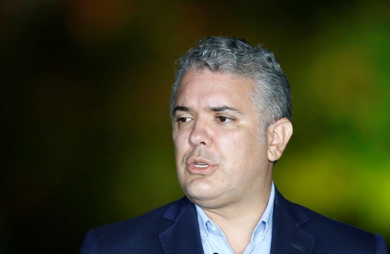 &copy; Reuters. Foto de archivo del presidente de Colombia, Ivan Duque, hablando con la prensa en un evento con su par chileno en Cerro Castillo, Viña del Mar