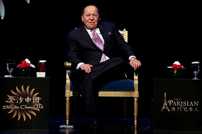 &copy; Reuters. Imagen de archivo del presidente del directorio y presidente ejecutivo de Las Vegas Sands Corp, Sheldon Adelson, asistiendo a una conferencia de prensa en la inauguración del Parisian Macao en Macao