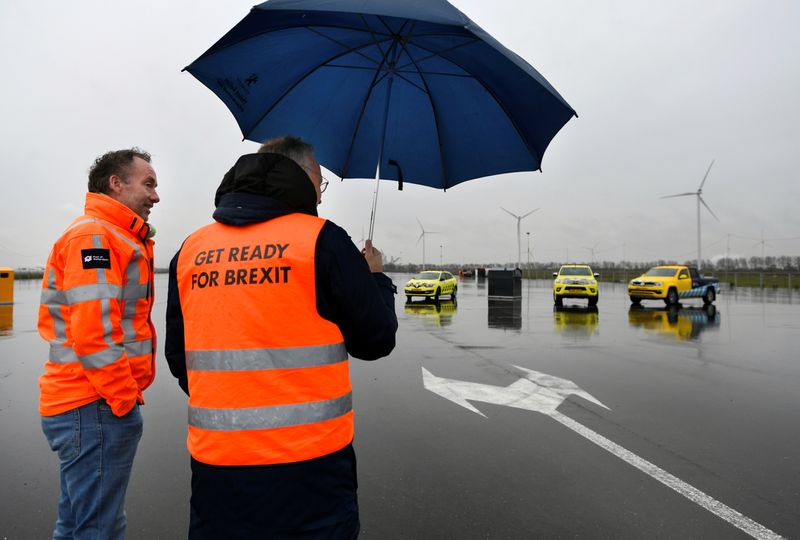 &copy; Reuters. FOTO DE ARCHIVO. Trabajadores del puerto de Rotterdam se paran en un nuevo estacionamiento adicional para conductores de camiones, creado para lidiar con camioneros con destino al Reino Unido que podrían no tener su papeleo en orden, en Hoek van Holland,