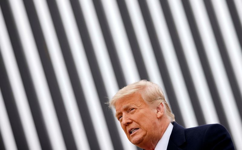 © Reuters. U.S. President Donald Trump visits the U.S.-Mexico border wall, in Alamo, Texas