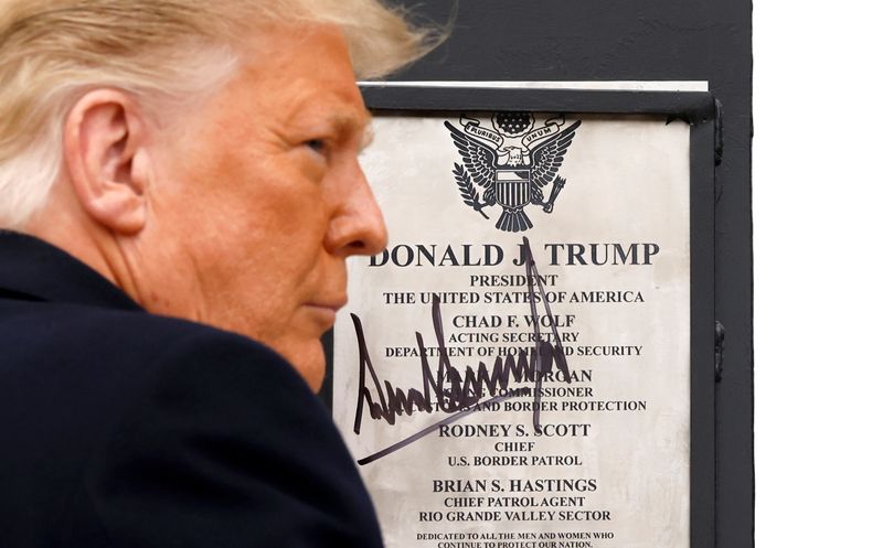 © Reuters. El presidente de Estados Unidos, Donald Trump, firma una placa colocada en el muro de la frontera entre Estados Unidos y México durante su visita, en El Álamo, Texas, Estados Unidos.