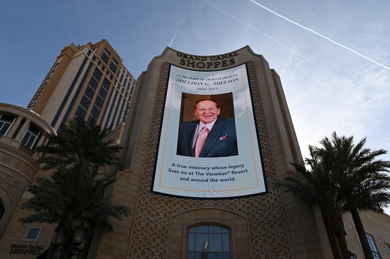 © Reuters. People pass by a property of late American casino mogul Sheldon Adelson in Las Vegas