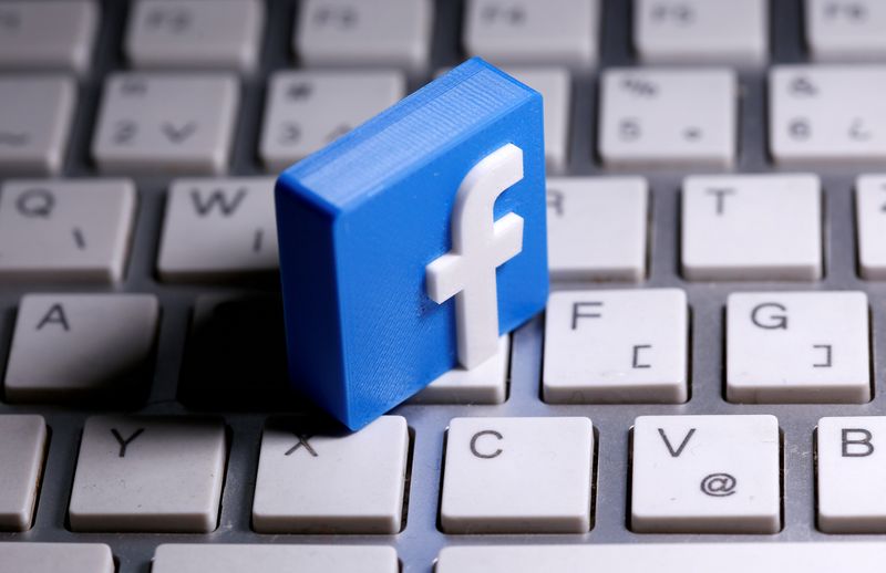 © Reuters. FILE PHOTO: A 3D-printed Facebook logo is seen placed on a keyboard in this illustration