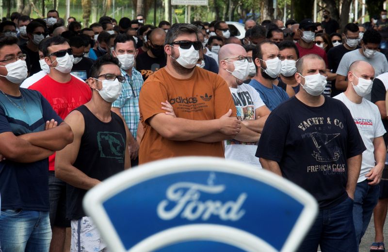 © Reuters. Trabalhadores da Ford em Taubaté (SP) participam de assembleia