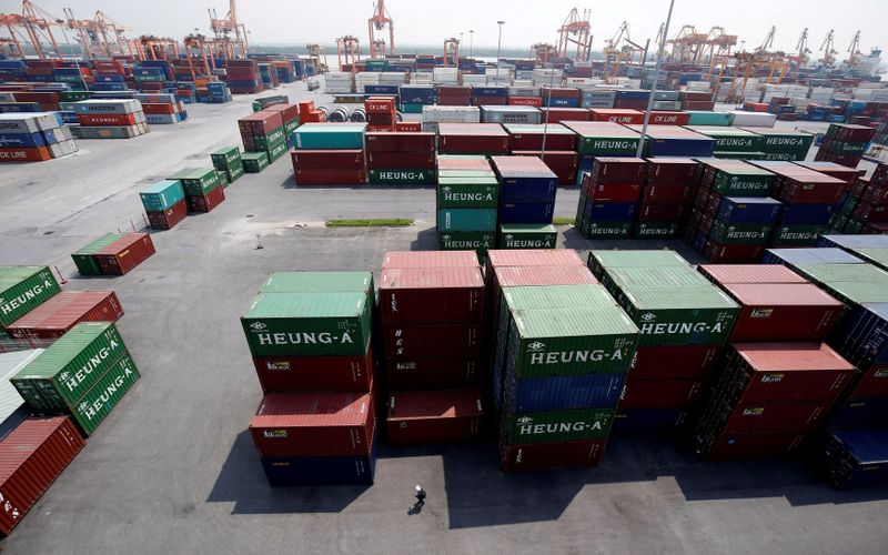 &copy; Reuters. FILE PHOTO: Shipping containers are seen at a port in Hai Phong city