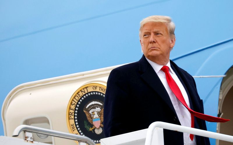 © Reuters. FILE PHOTO:  U.S. President Donald Trump returns after visiting the U.S.-Mexico border wall, in Texas