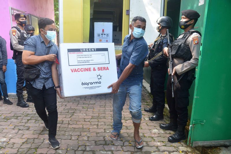 &copy; Reuters. FILE PHOTO: Coronavirus disease (COVID-19) pandemic, in Banda Aceh
