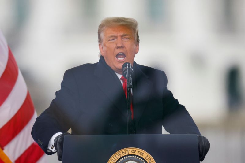 &copy; Reuters. FOTO DE ARCHIVO: El presidente de Estados Unidos, Donald Trump, durante una manifestación para impugnar la certificación de los resultados de las elecciones presidenciales de Estados Unidos de 2020 por parte del Congreso de Estados Unidos, en Washington