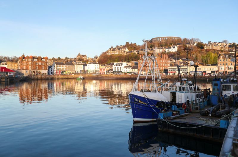 &copy; Reuters. FILE PHOTO: A fishing boat is seen at Oban harbor in Scotland