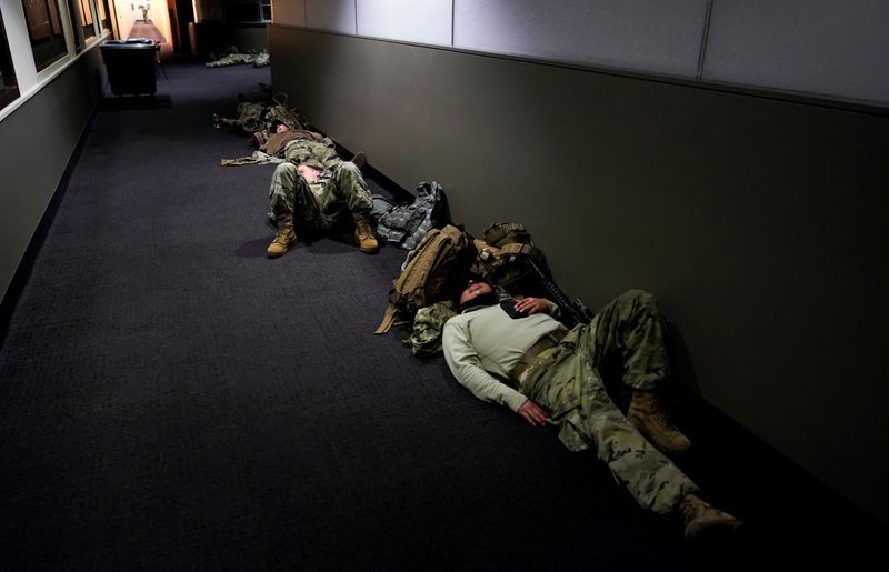 © Reuters. National Guard members sleep in the Dirksen Senate Office Building in Washington