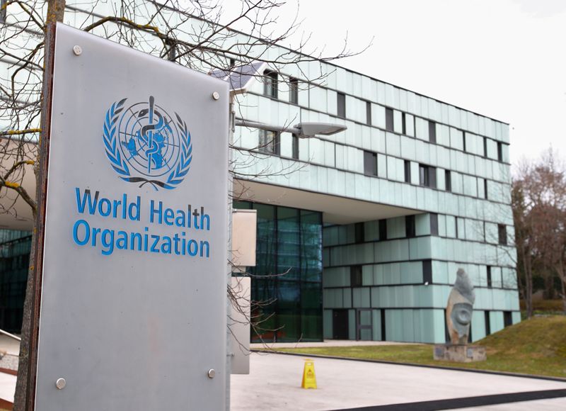 © Reuters. FOTO DE ARCHIVO: Logo en el exterior de un edificio de la Organización Mundial de la Salud (OMS) durante una reunión del consejo ejecutivo sobre el brote de coronavirus, en Ginebra